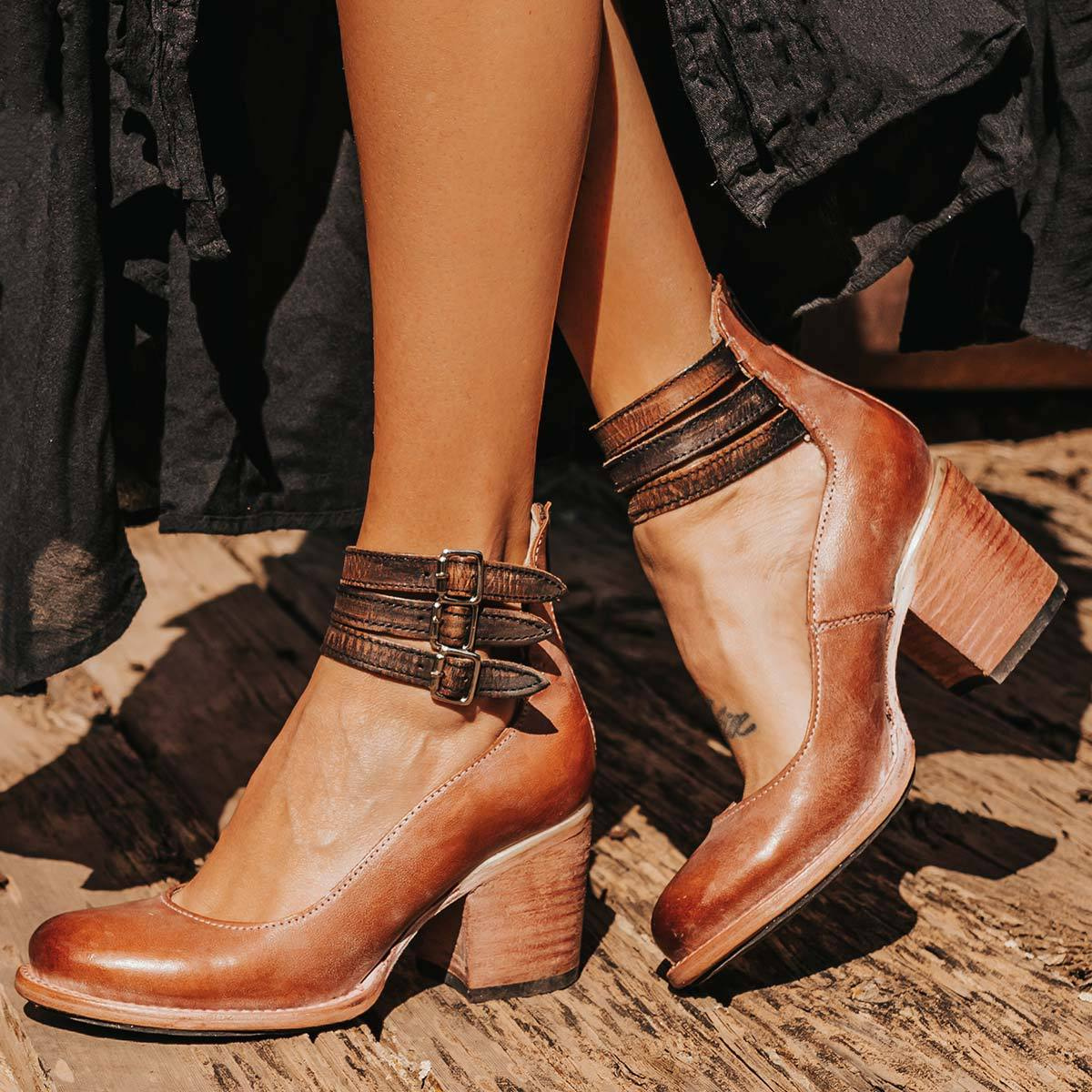 DECOLLETE WITH STRAPS