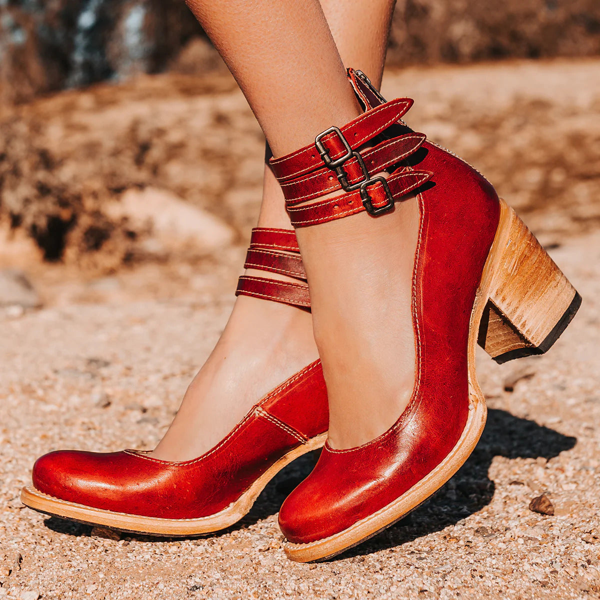 DECOLLETE WITH STRAPS