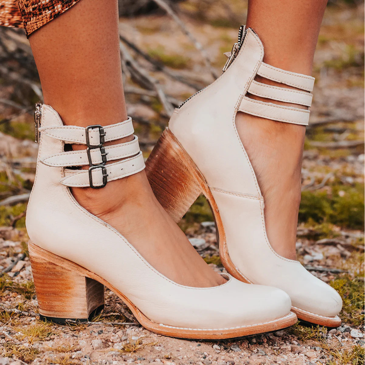DECOLLETE WITH STRAPS