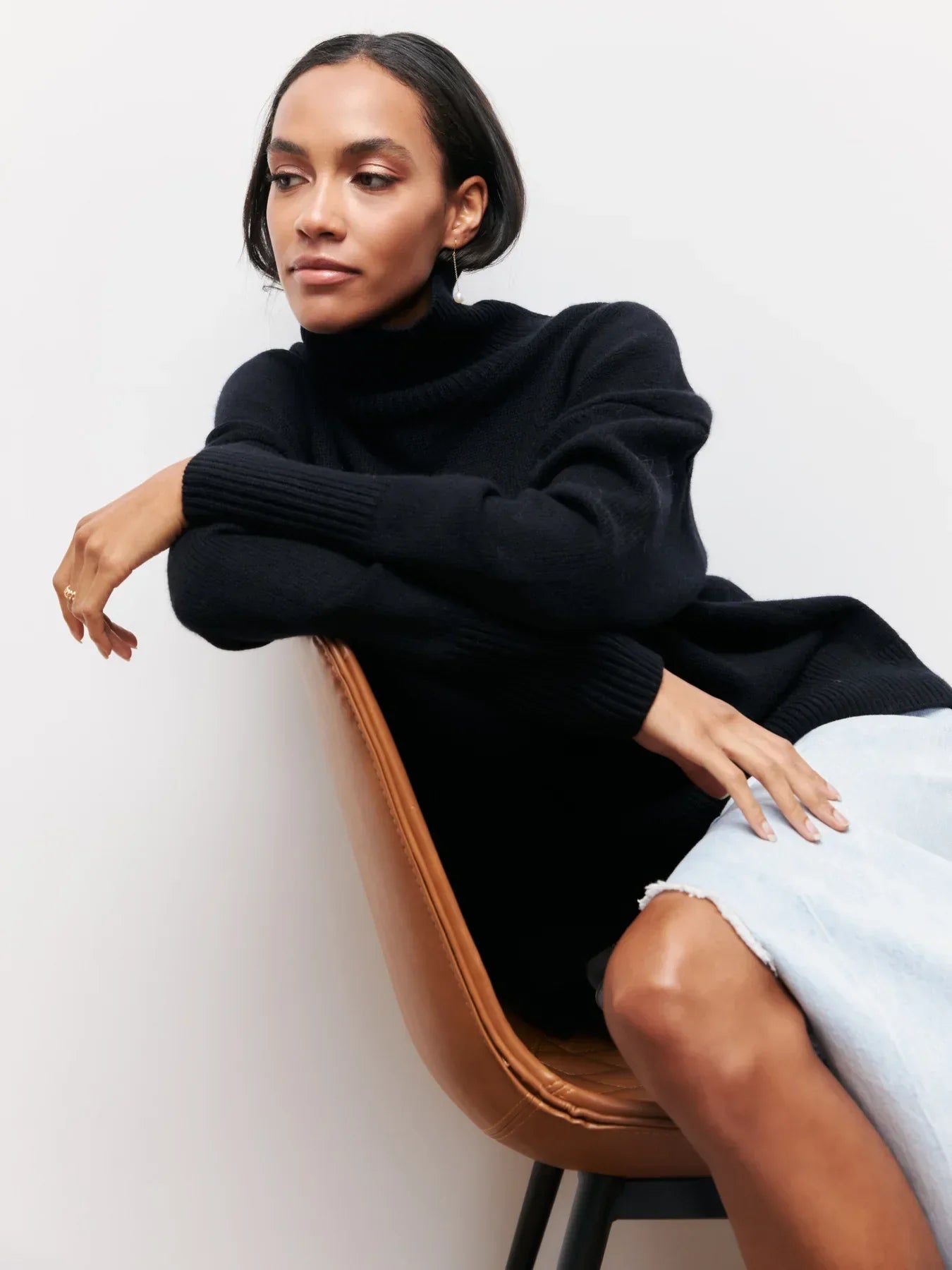 Olivia - Sweater with Turtle Necklace