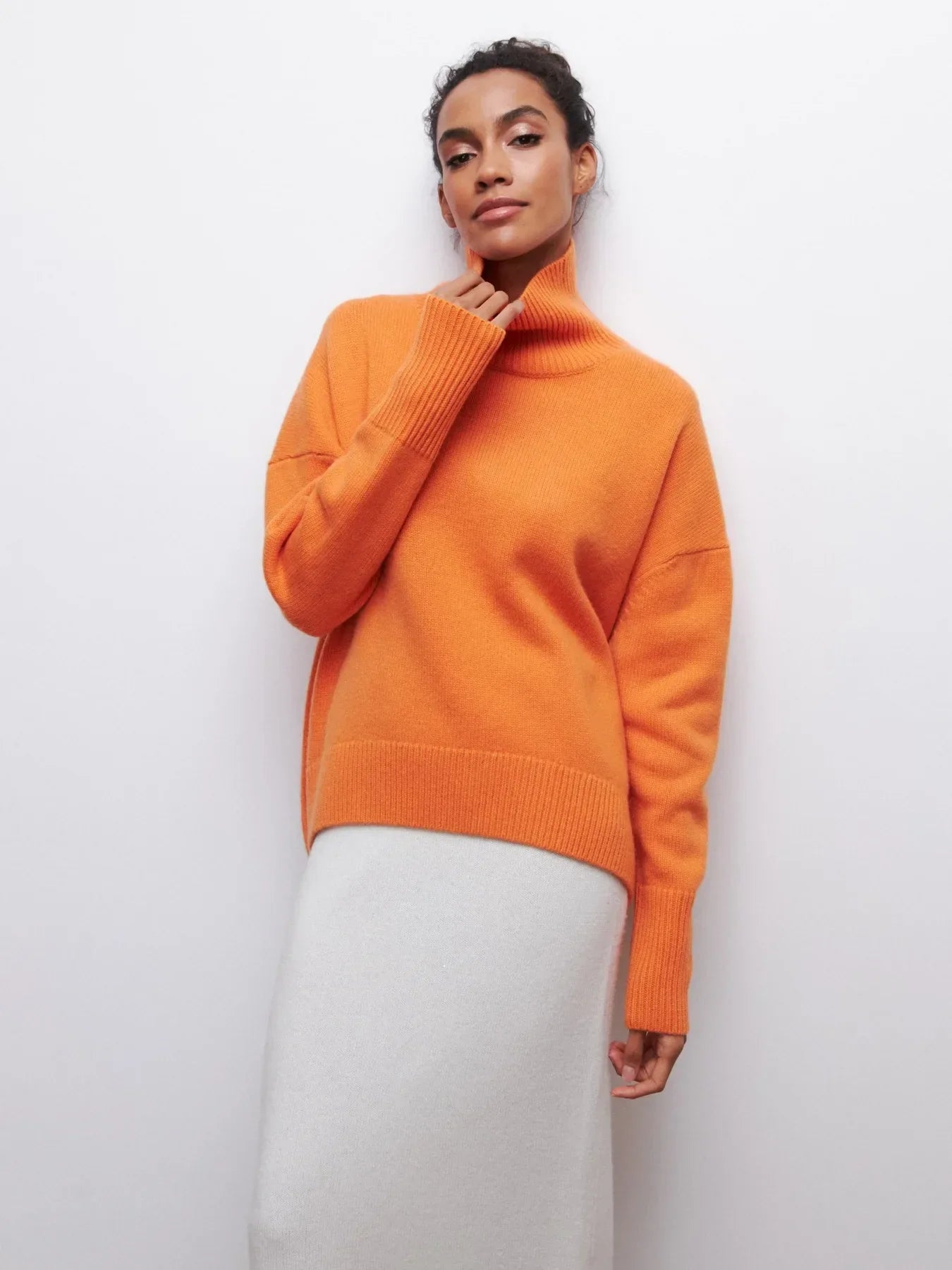 Olivia - Sweater with Turtle Necklace