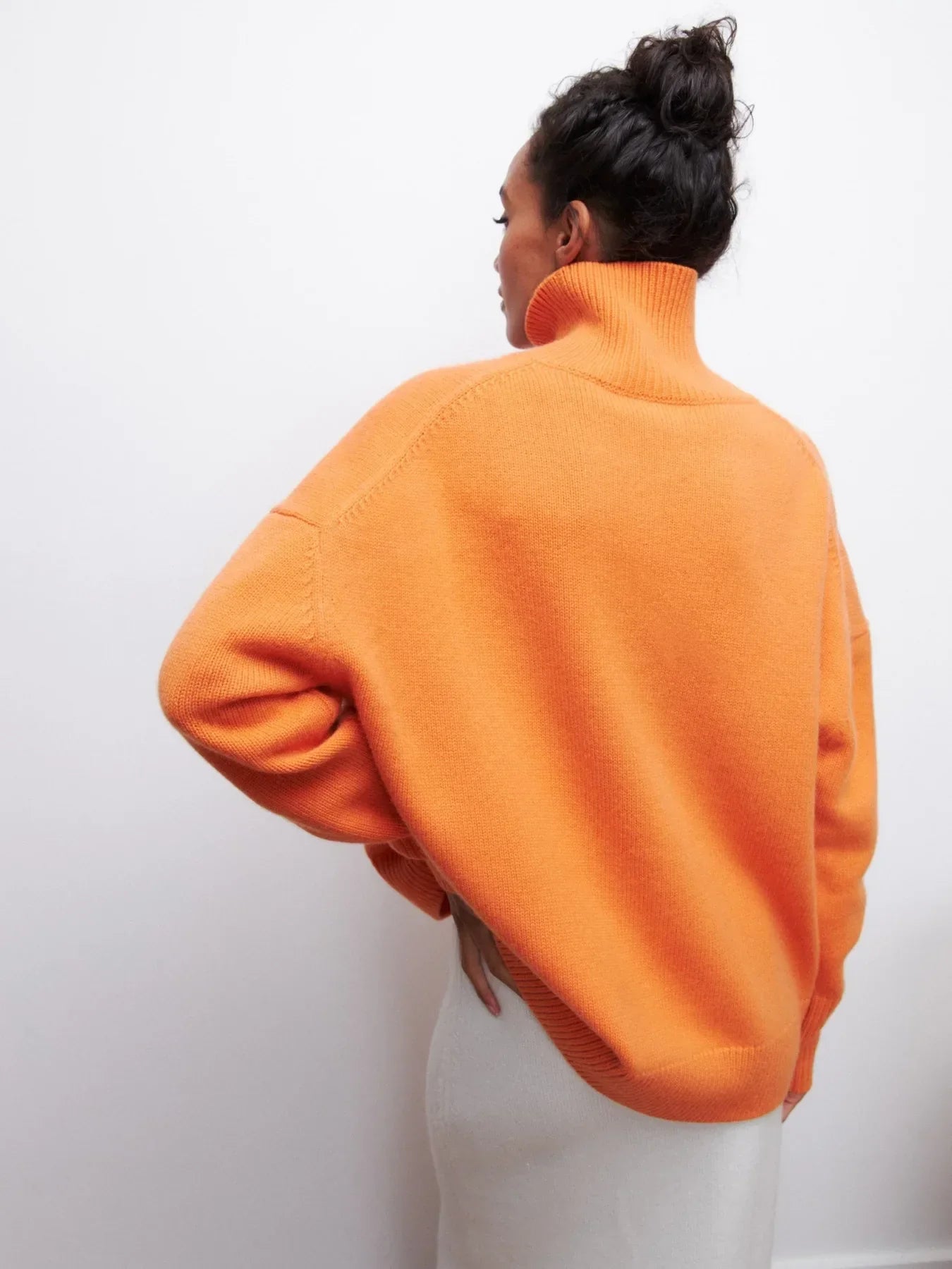 Olivia - Sweater with Turtle Necklace
