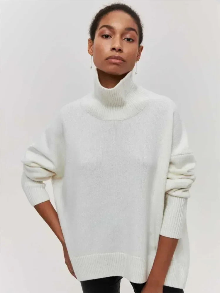 Olivia - Sweater with Turtle Necklace