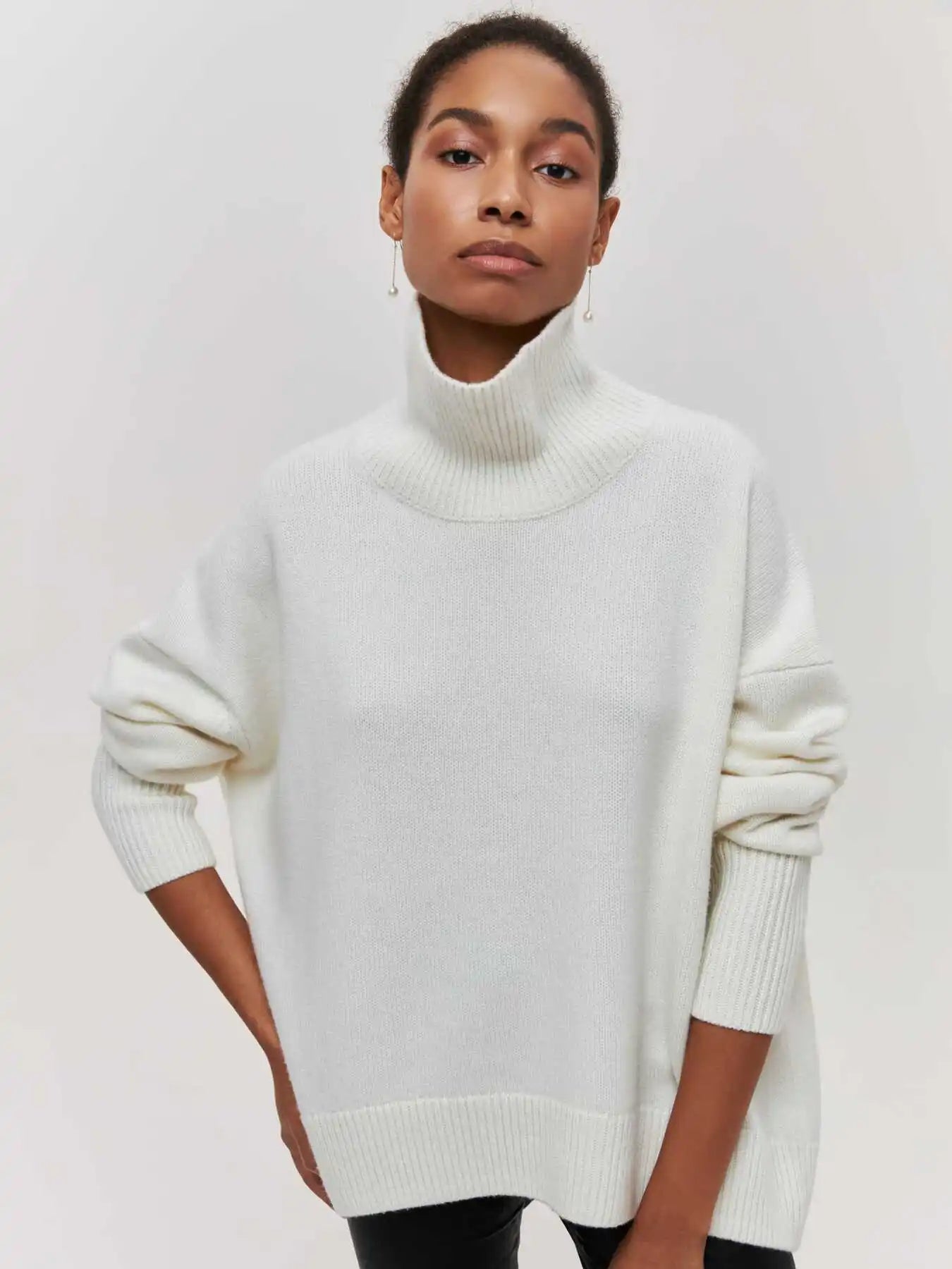 Olivia - Sweater with Turtle Necklace