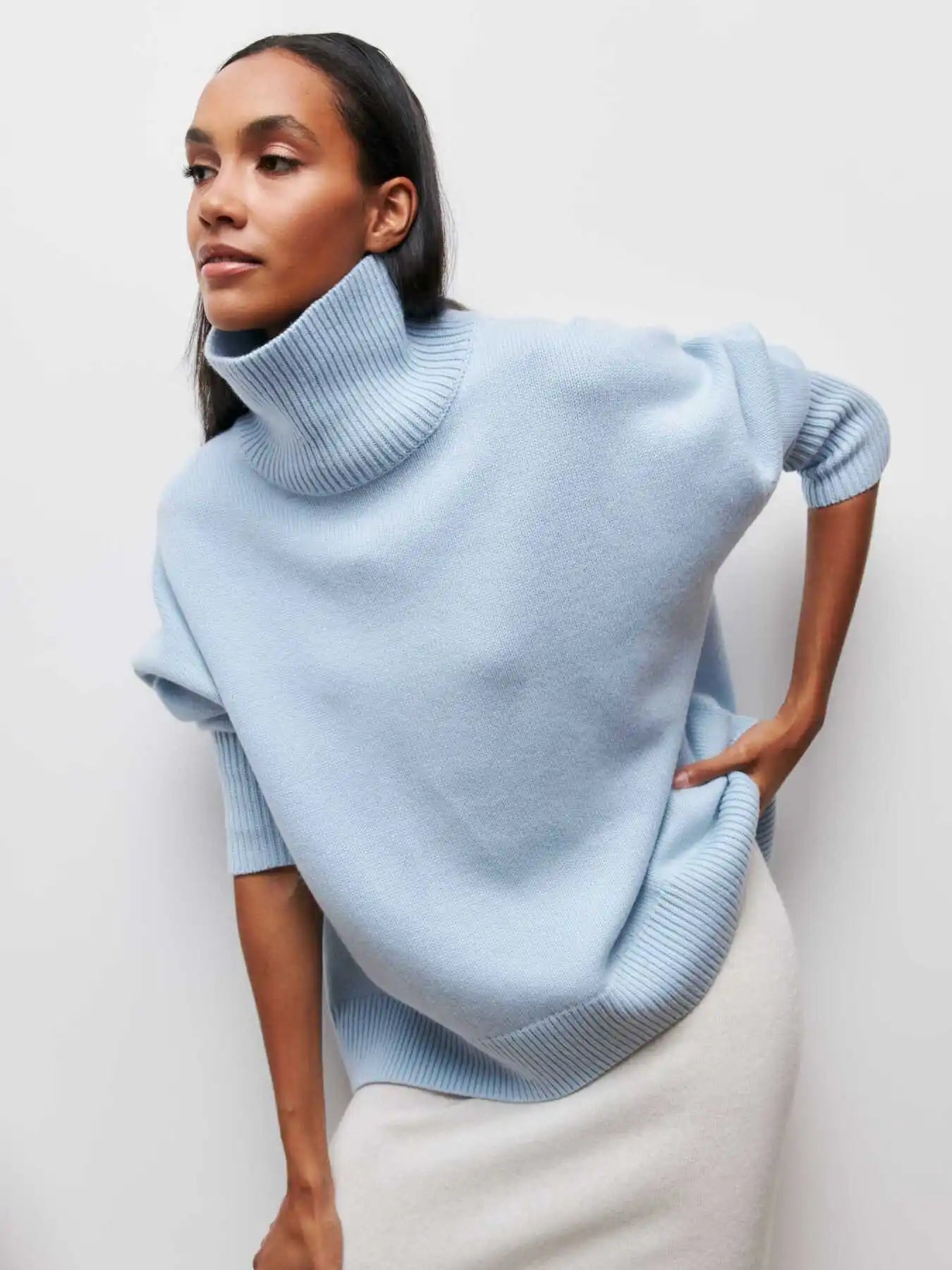Olivia - Sweater with Turtle Necklace