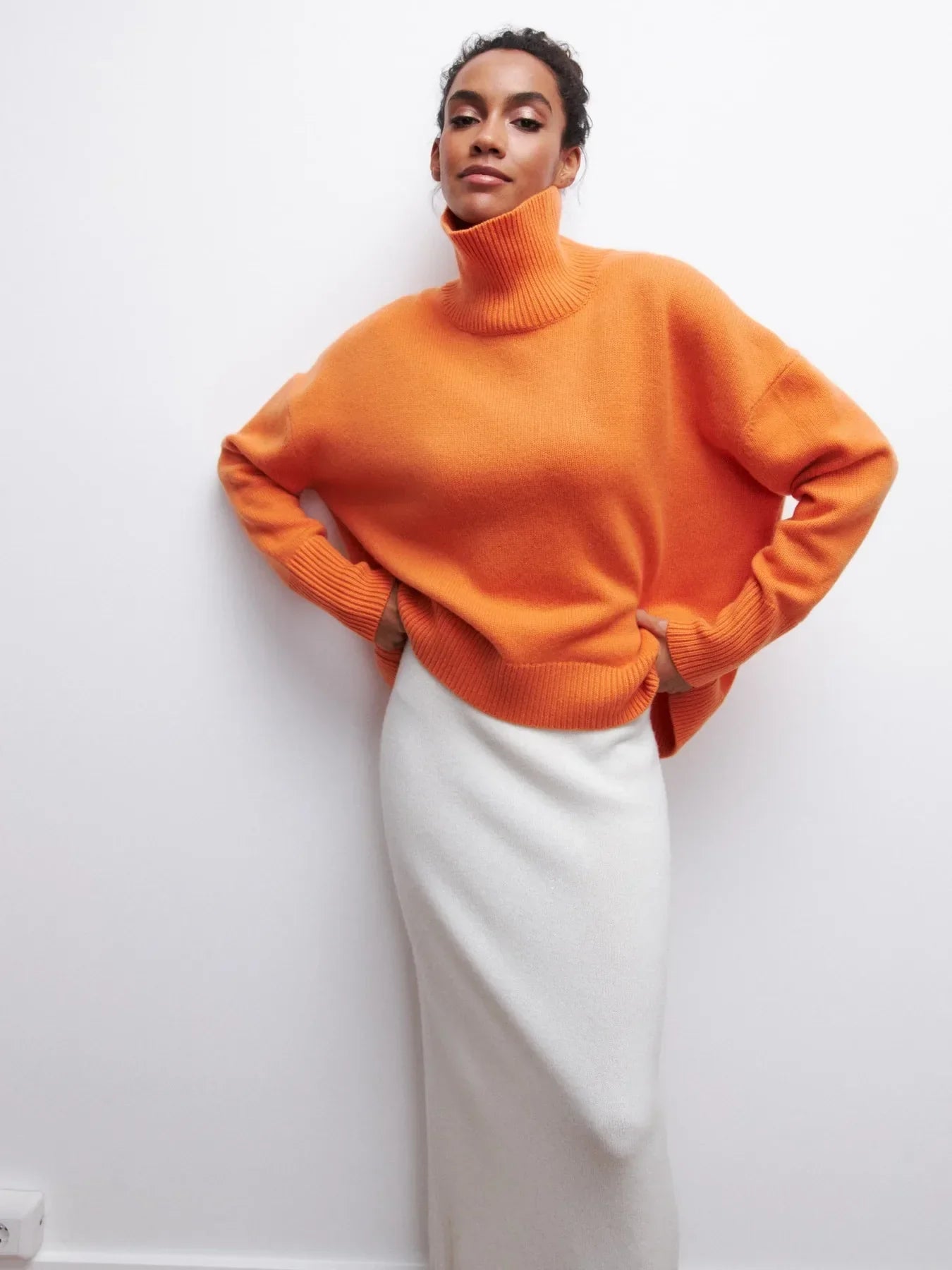 Olivia - Sweater with Turtle Necklace