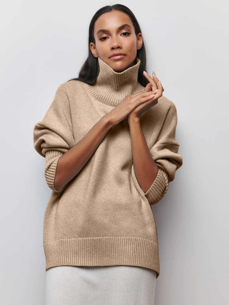 Olivia - Sweater with Turtle Necklace