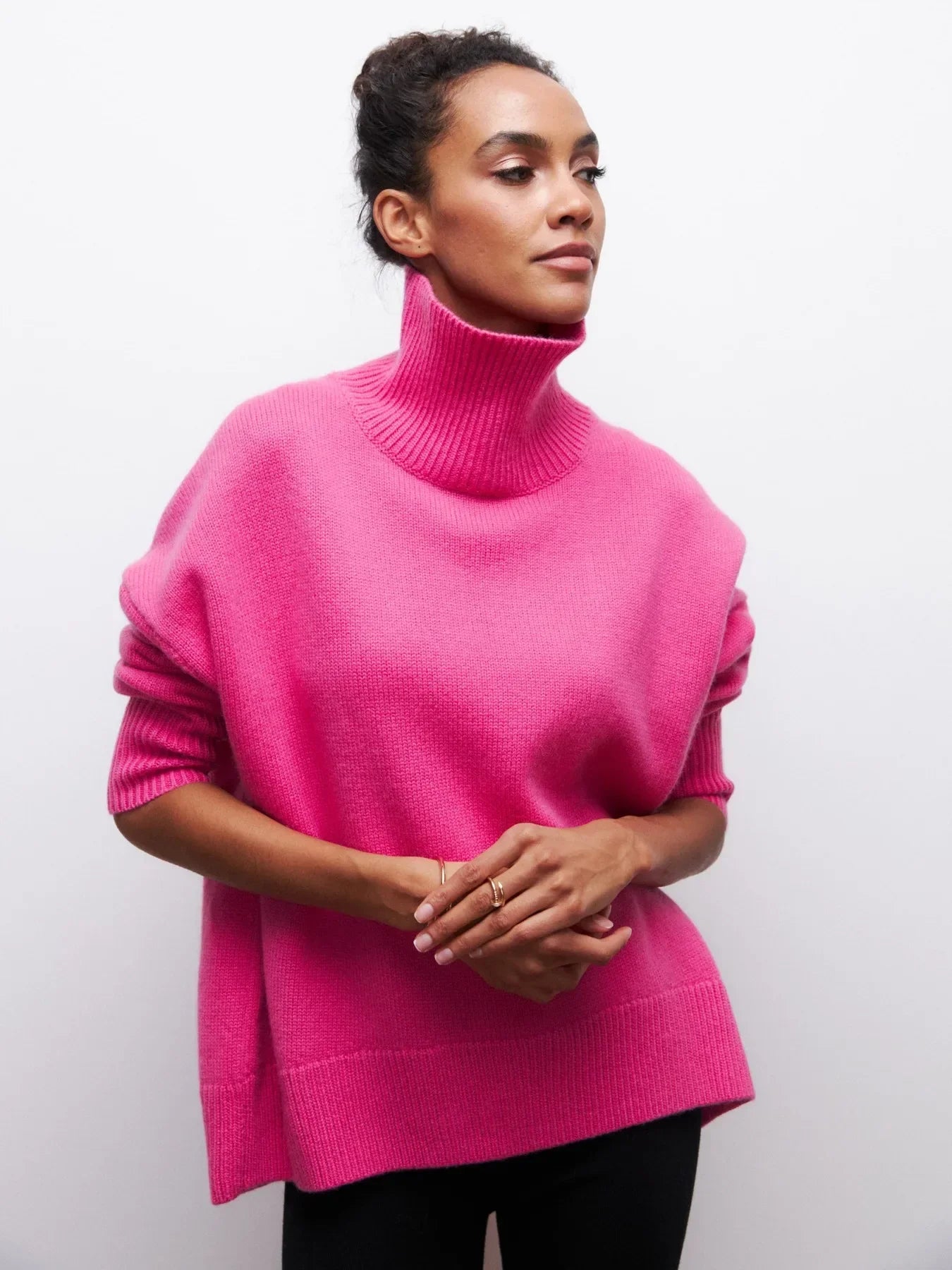 Olivia - Sweater with Turtle Necklace