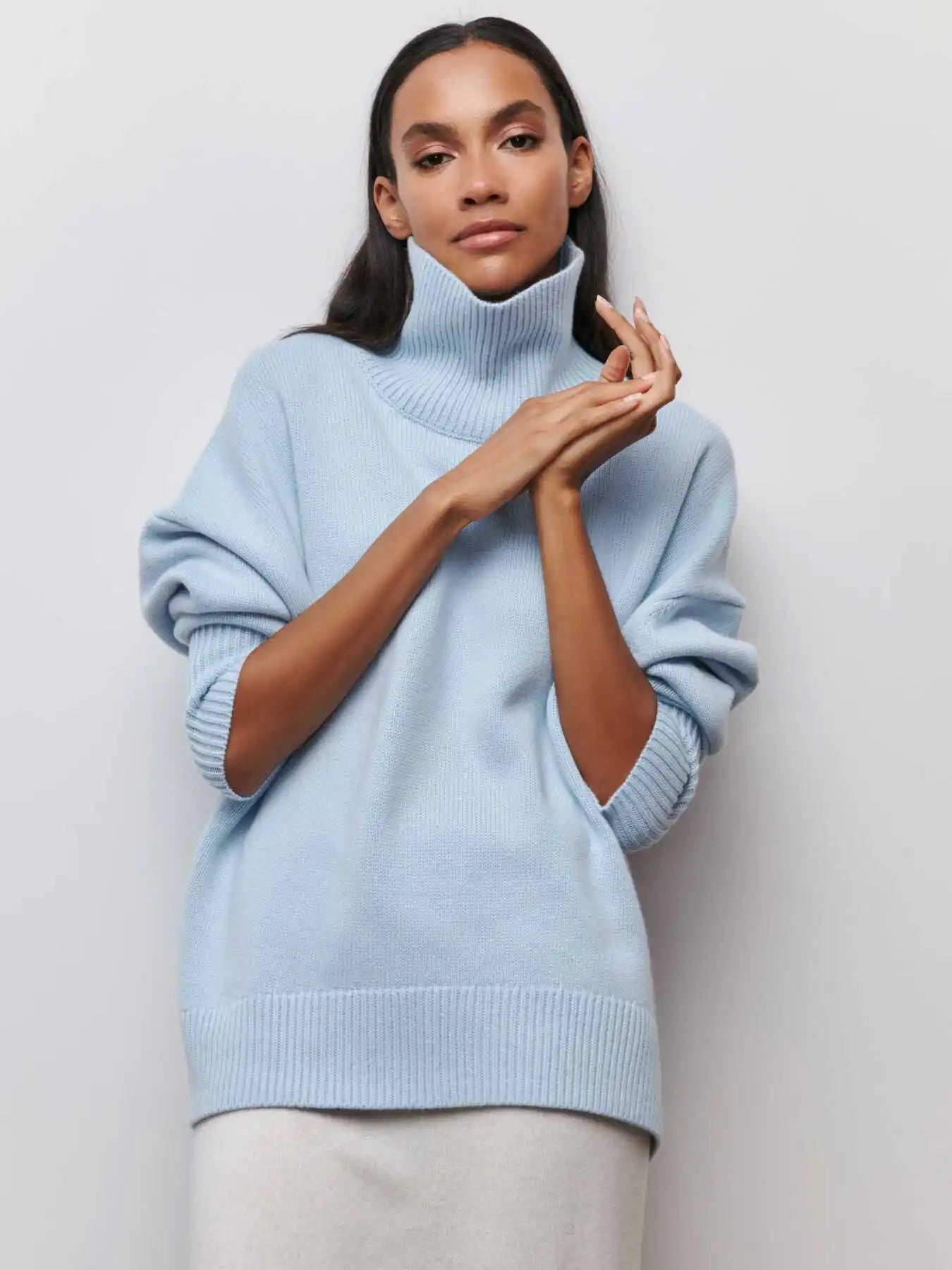 Olivia - Sweater with Turtle Necklace
