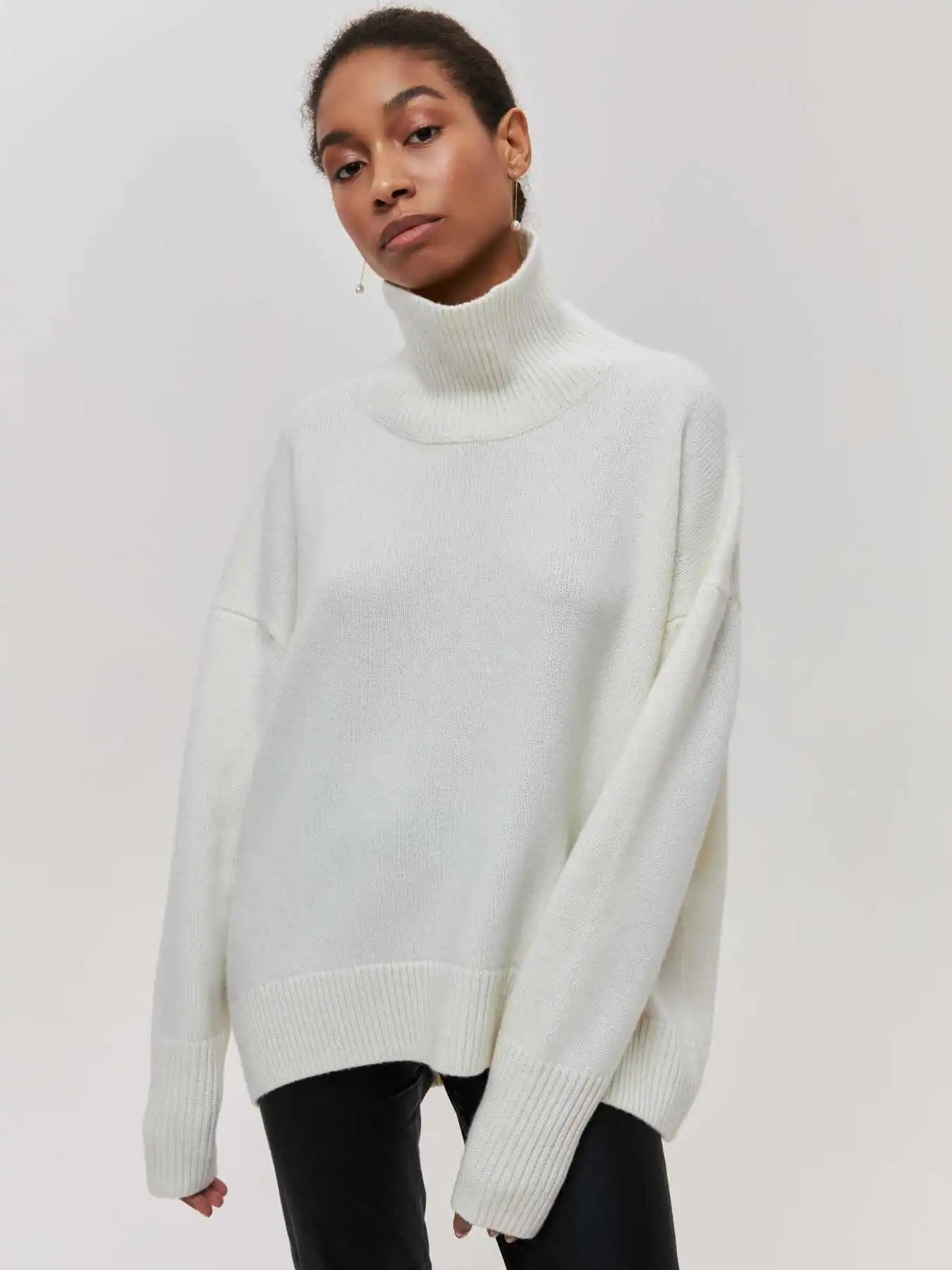 Olivia - Sweater with Turtle Necklace