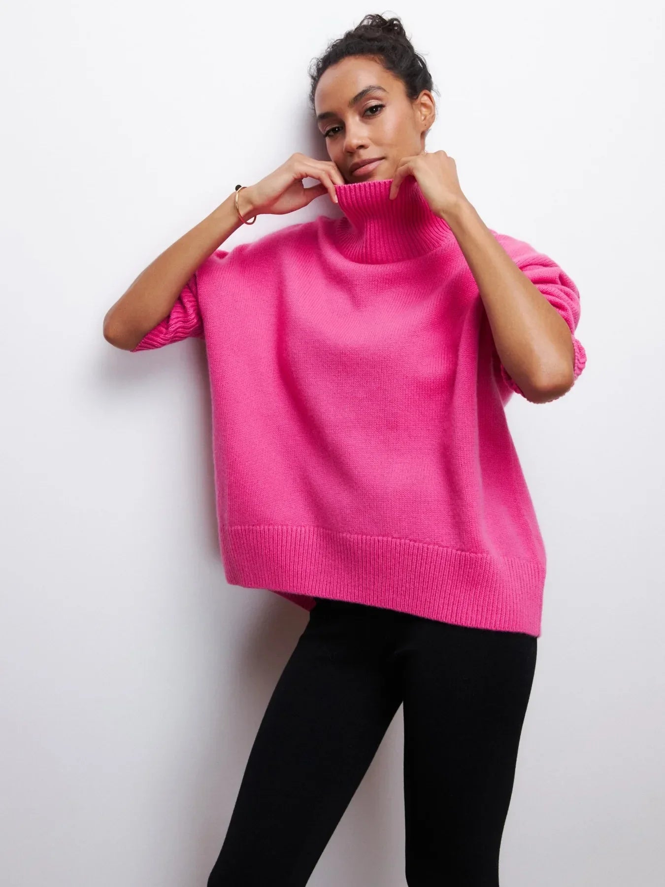 Olivia - Sweater with Turtle Necklace
