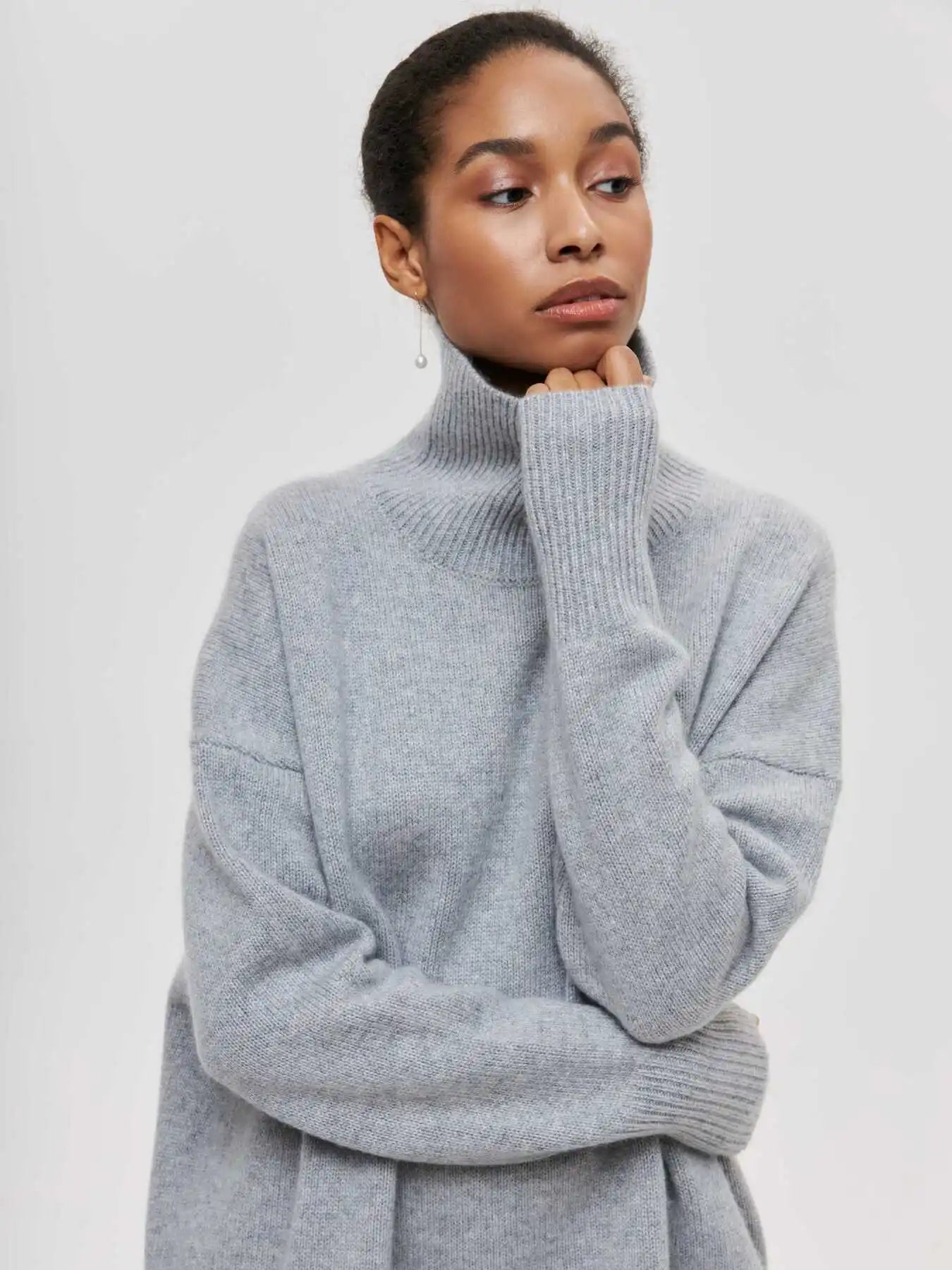 Olivia - Sweater with Turtle Necklace