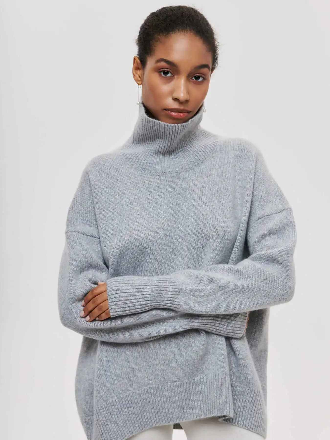 Olivia - Sweater with Turtle Necklace