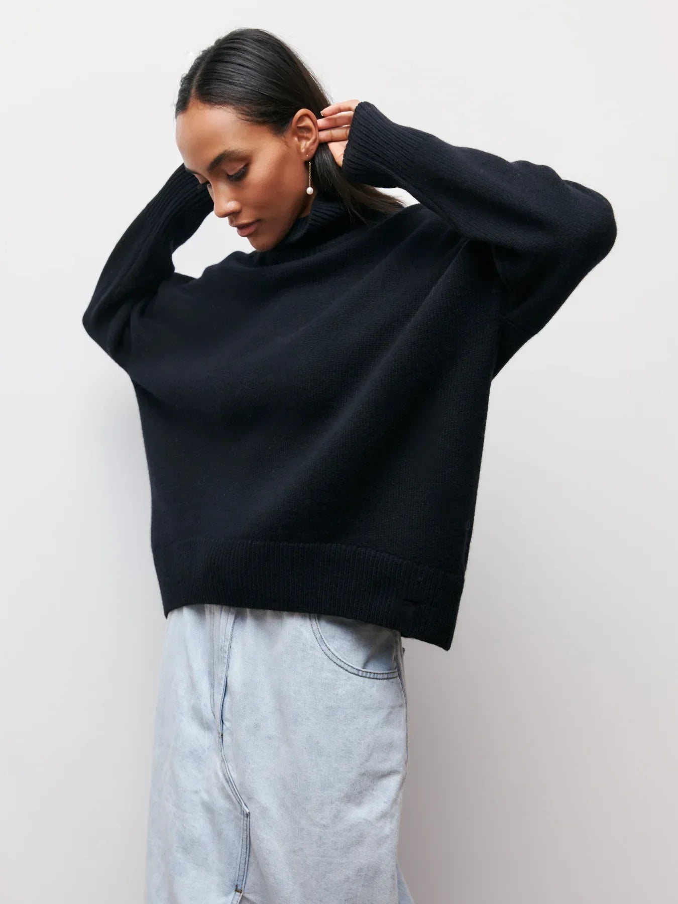 Olivia - Sweater with Turtle Necklace