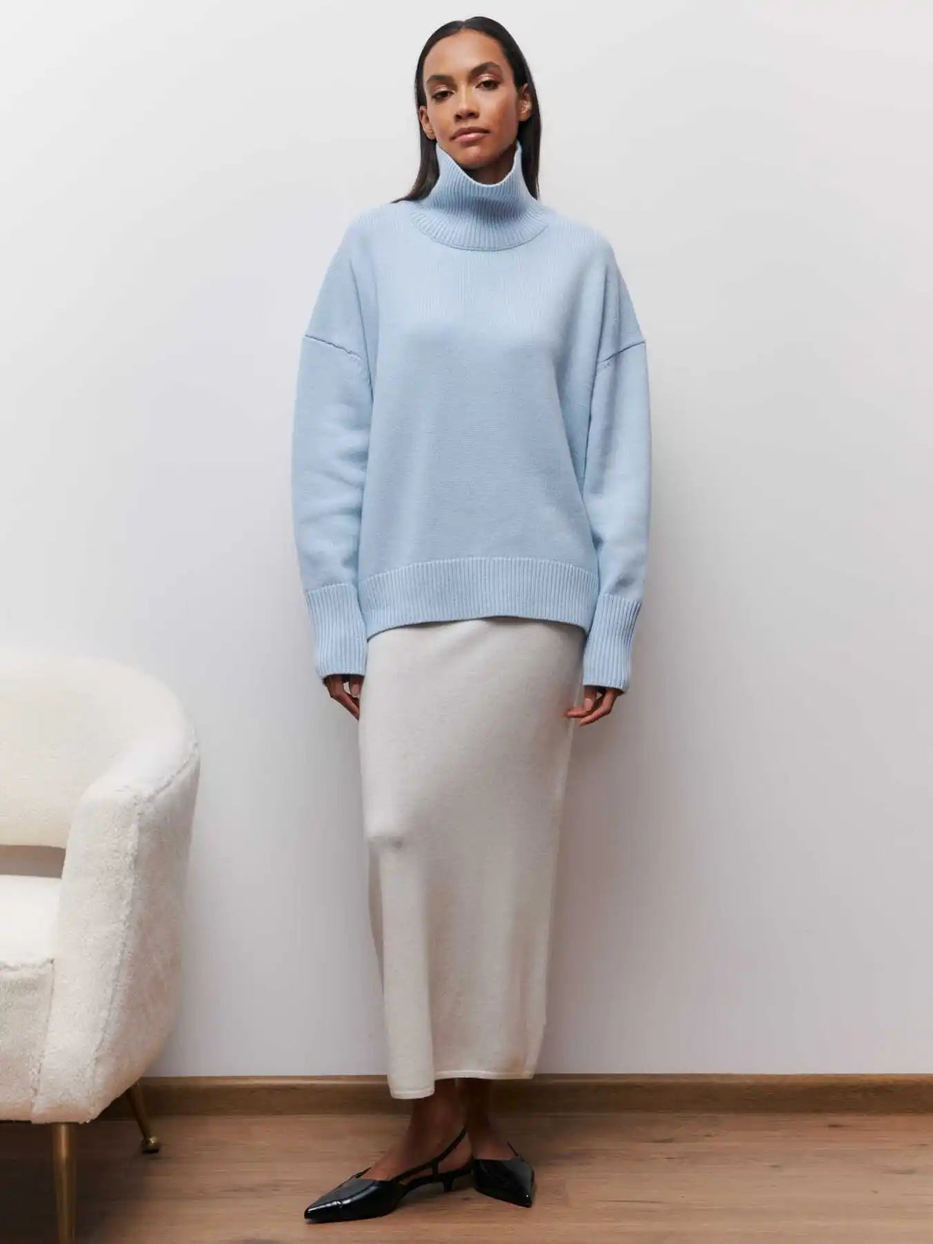 Olivia - Sweater with Turtle Necklace