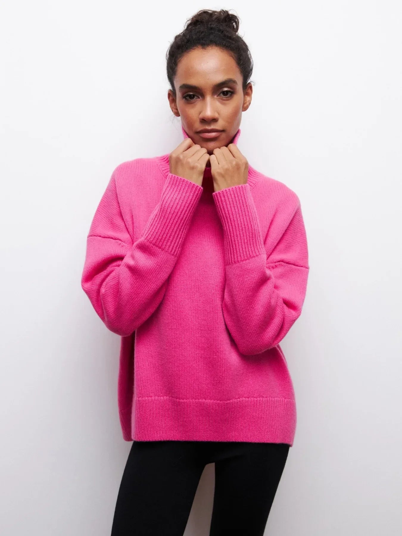Olivia - Sweater with Turtle Necklace