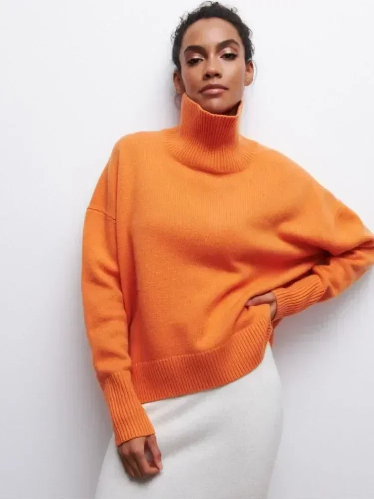 Olivia - Sweater with Turtle Necklace