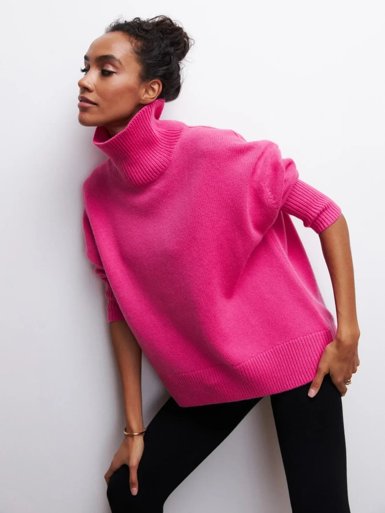 Olivia - Sweater with Turtle Necklace