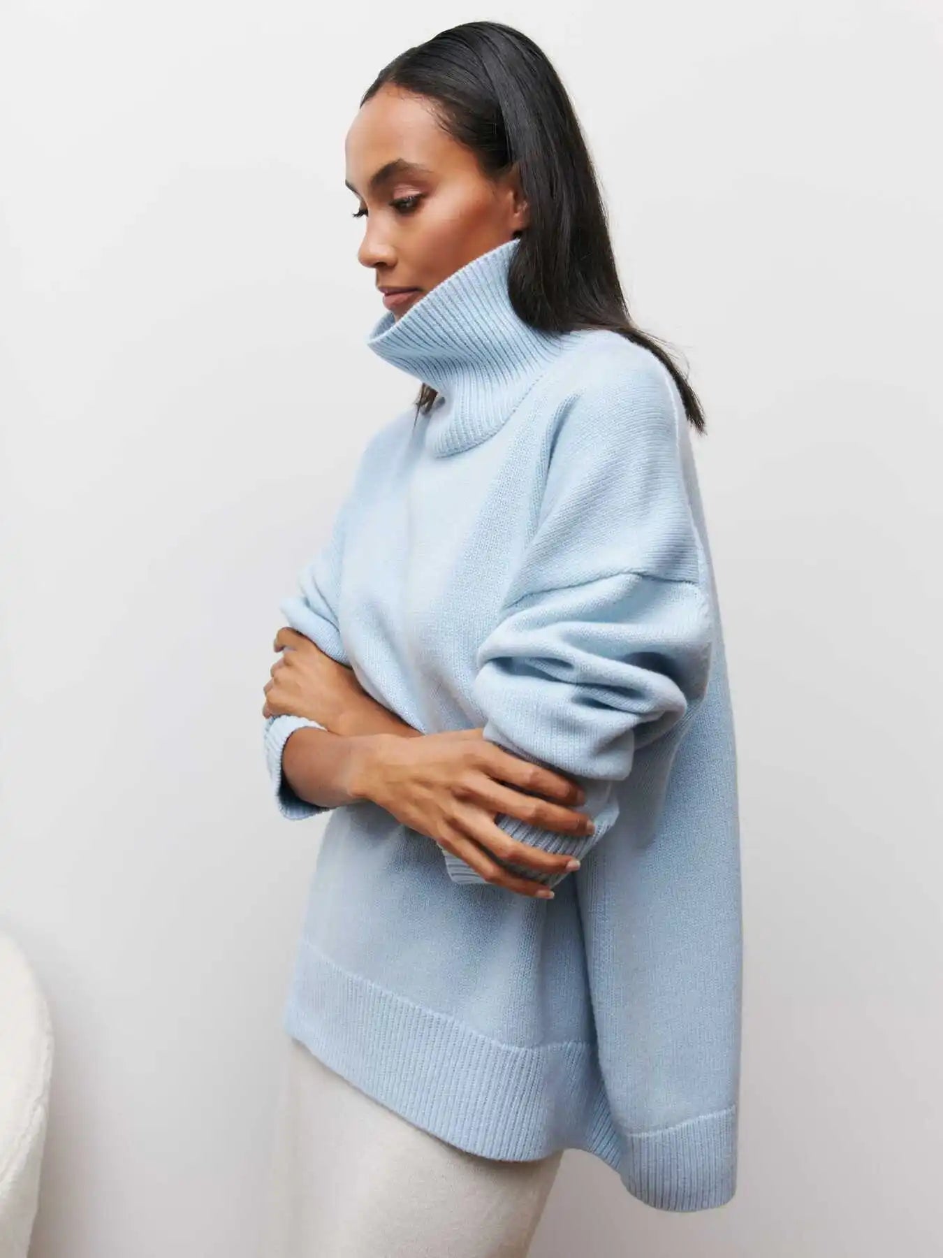 Olivia - Sweater with Turtle Necklace