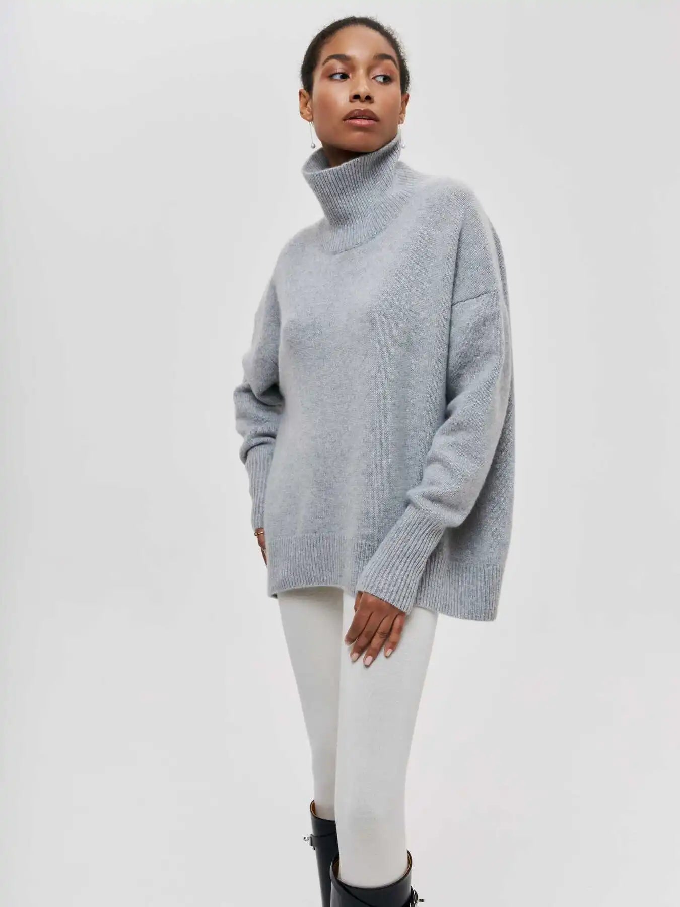 Olivia - Sweater with Turtle Necklace