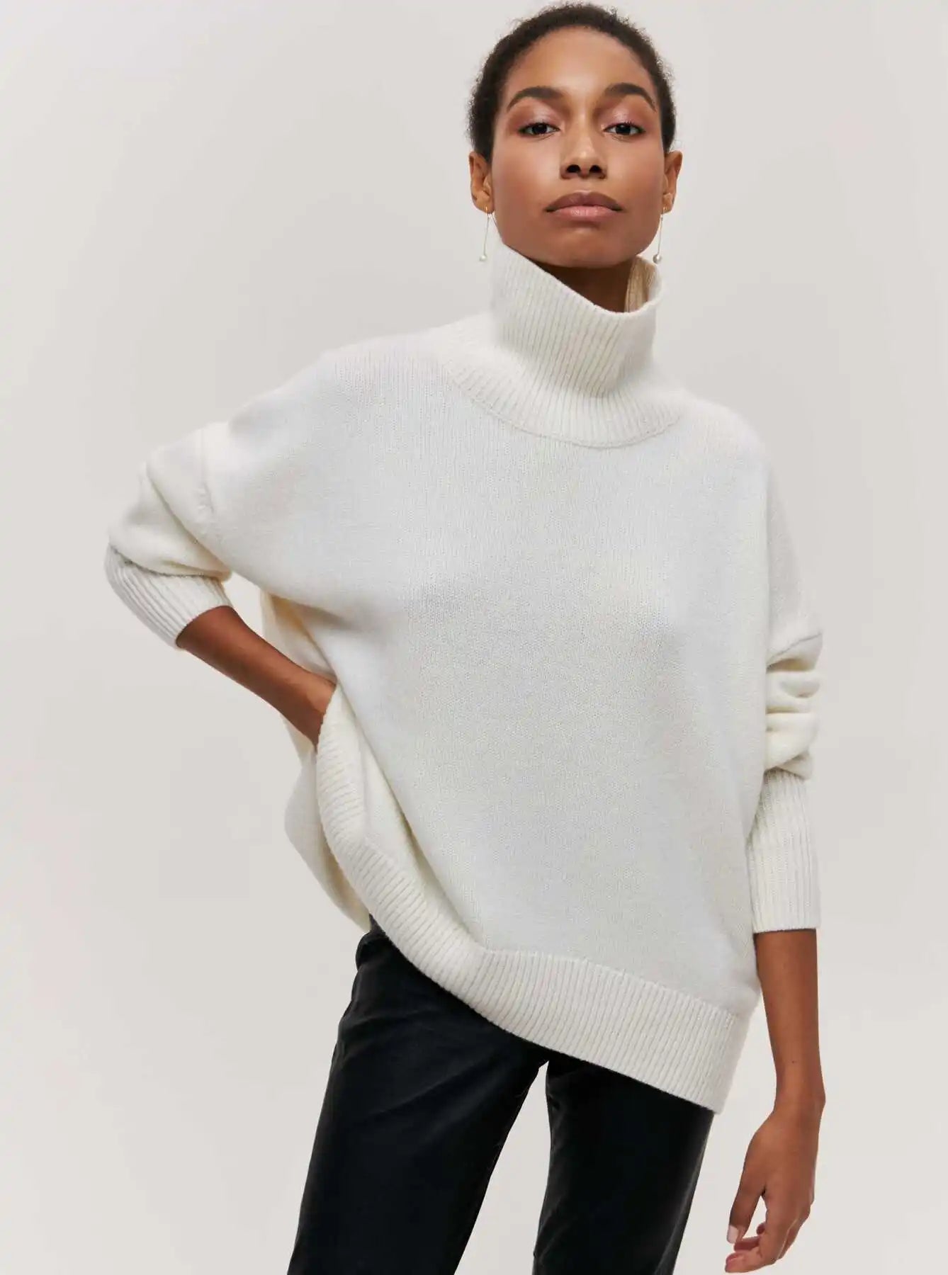 Olivia - Sweater with Turtle Necklace