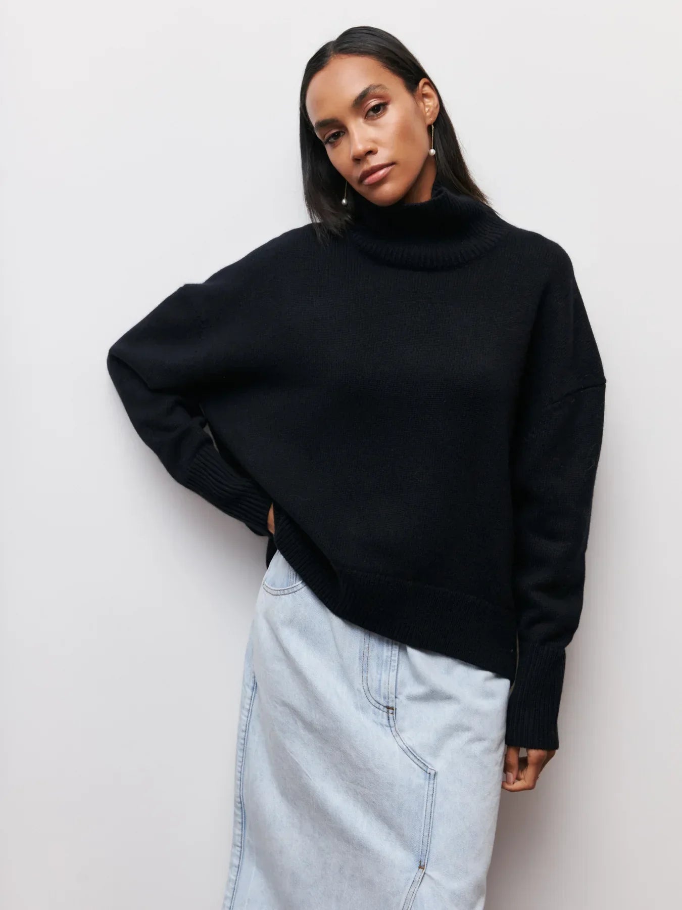 Olivia - Sweater with Turtle Necklace