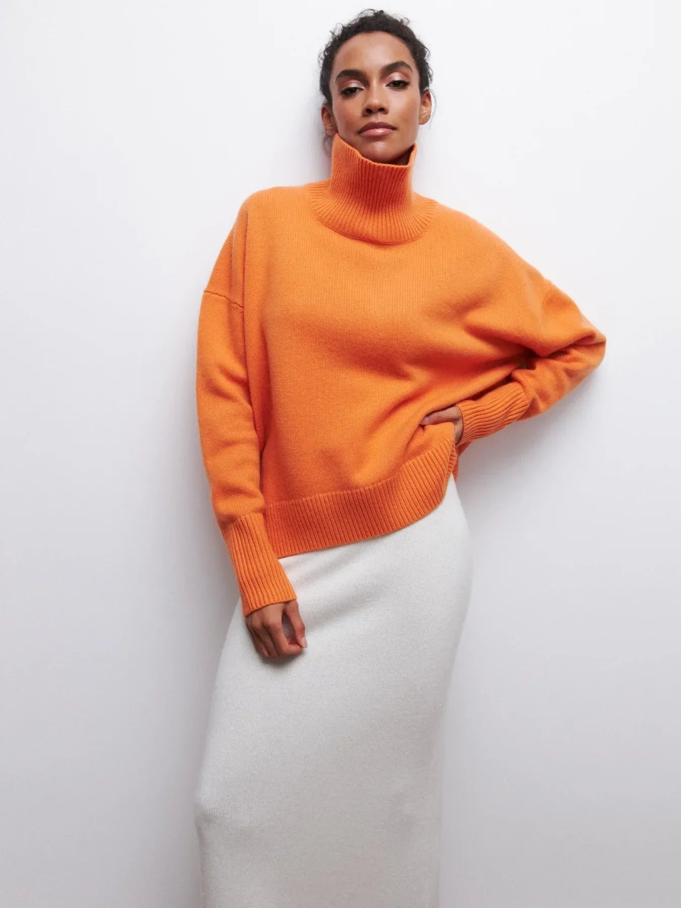 Olivia - Sweater with Turtle Necklace