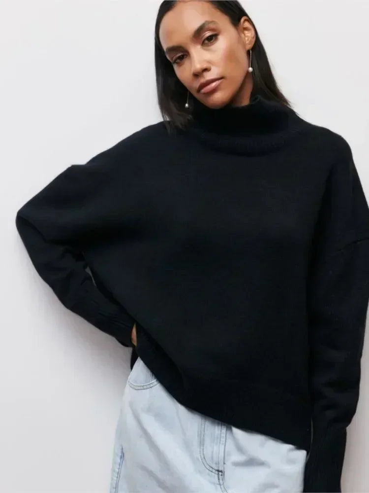 Olivia - Sweater with Turtle Necklace